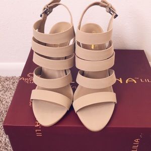 Classic summer heels comes in size 8